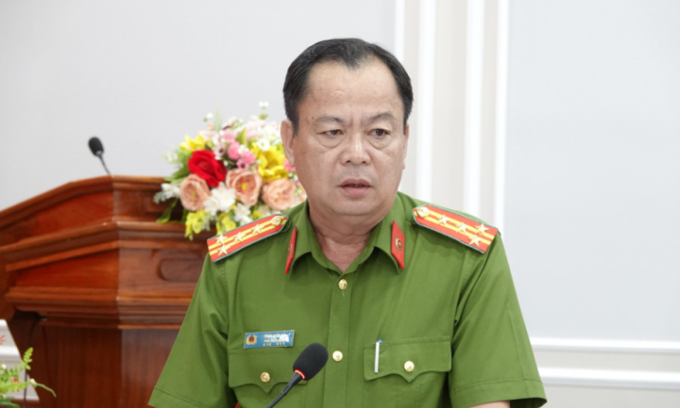 Trao quyết định nghỉ công tác cho Đại tá Trần Văn Hà - Phó Giám đốc Công an tỉnh