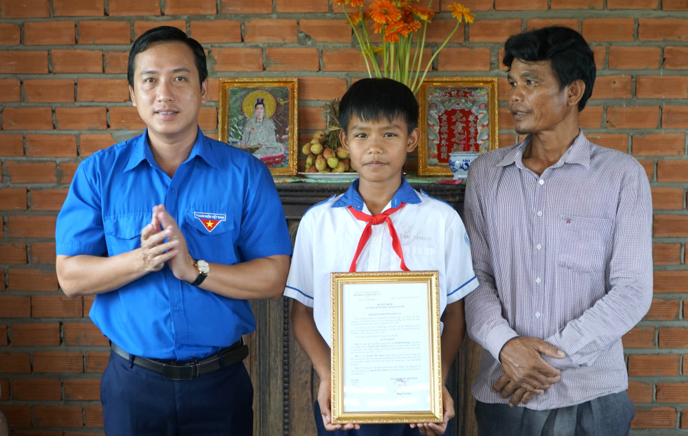 Bí thư Tỉnh Đoàn - Trần Hải Phú trao quyết định trao nhà cho em Nguyễn Tấn Thành