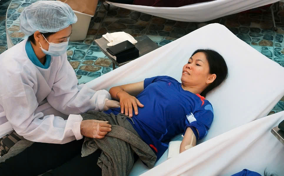 Bí thư Chi bộ, Trưởng khu phố An Thuận 1, phường 7, TP.Tân An - Đỗ Thị Ngọc Giàu trong một lần hiến máu tình nguyện tại địa phương