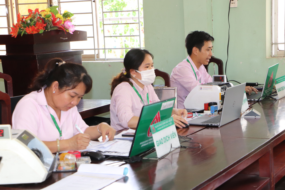 Phòng giao dịch Ngân hàng Chính sách xã hội huyện Thạnh Hóa nỗ lực triển khai số hóa tín dụng đến người dân