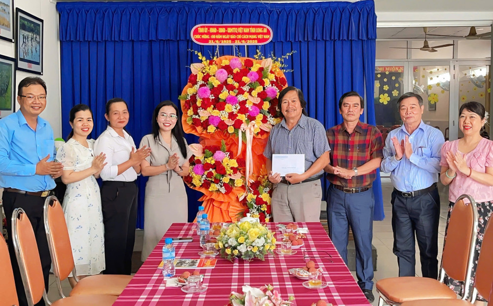 Phó Giám đốc Sở Văn hóa, Thể thao và Du lịch - Lê Thị Hồng Kết chúc mừng Bản tin Văn nghệ Long An nhân dịp 21/6