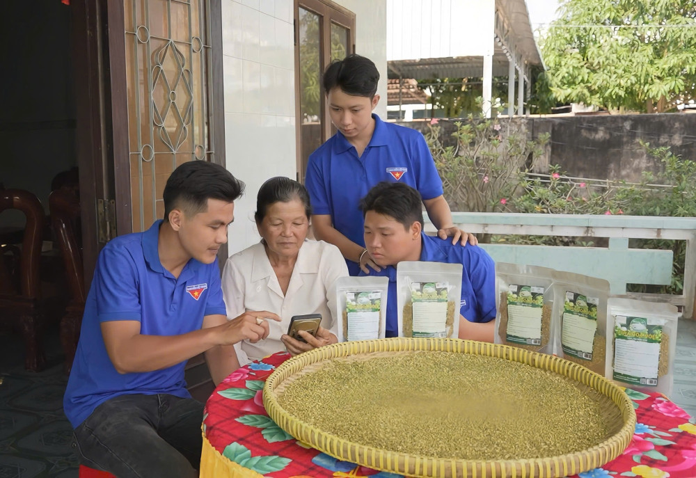 Đoàn xã Bình Tịnh, huyện Tân Trụ hỗ trợ nông dân đăng bán sản phẩm trên các sàn thương mại điện tử