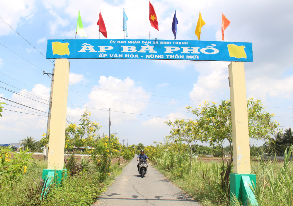 “Với phương châm “Dân biết, dân bàn, dân làm, dân kiểm tra, dân giám sát và dân hưởng thụ”, các tuyến đường trên địa bàn ấp Bà Phổ, xã Bình Thạnh, huyện Thủ Thừa được đầu tư xây dựng ngày càng khang trang