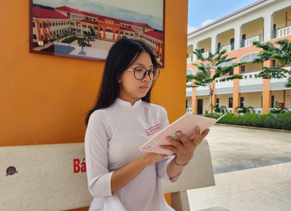 Em Trần Ngọc Thiên Kim (lớp 12A1, Trường THPT Nguyễn Trung Trực - Bến Lức, huyện Bến Lức) nỗ lực có bảng điểm đẹp và cố gắng hết mình trong kỳ thi quan trọng sắp tới để chinh phục ước mơ