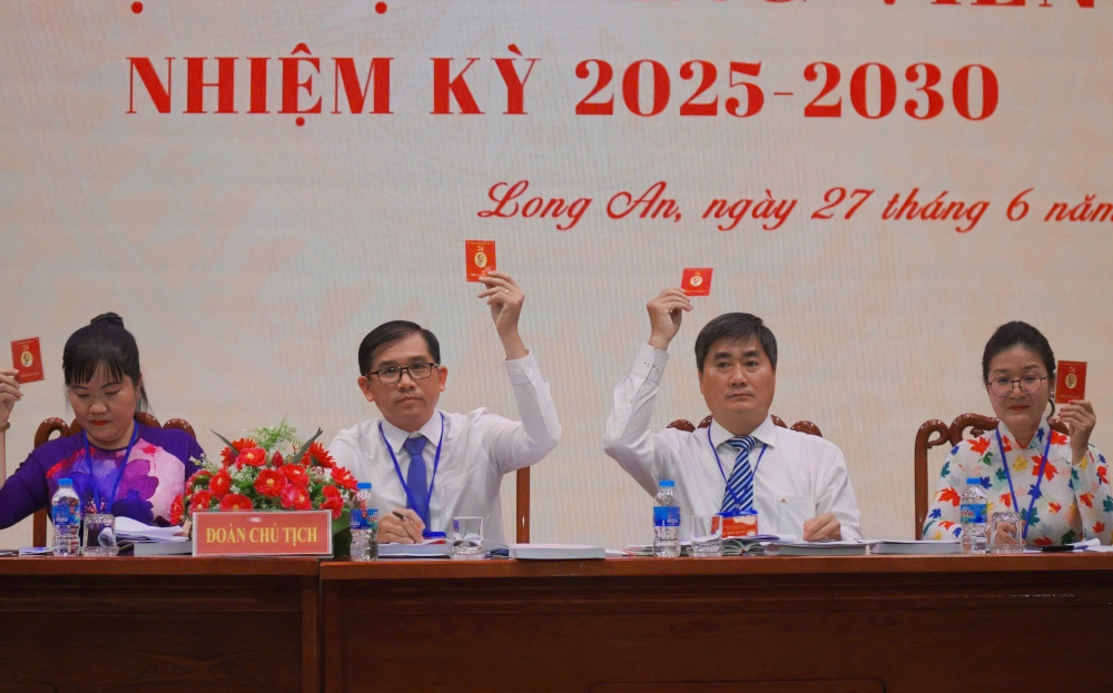 Đoàn Chủ tịch Đại hội biểu quyết thông qua Nghị quyết đại hội