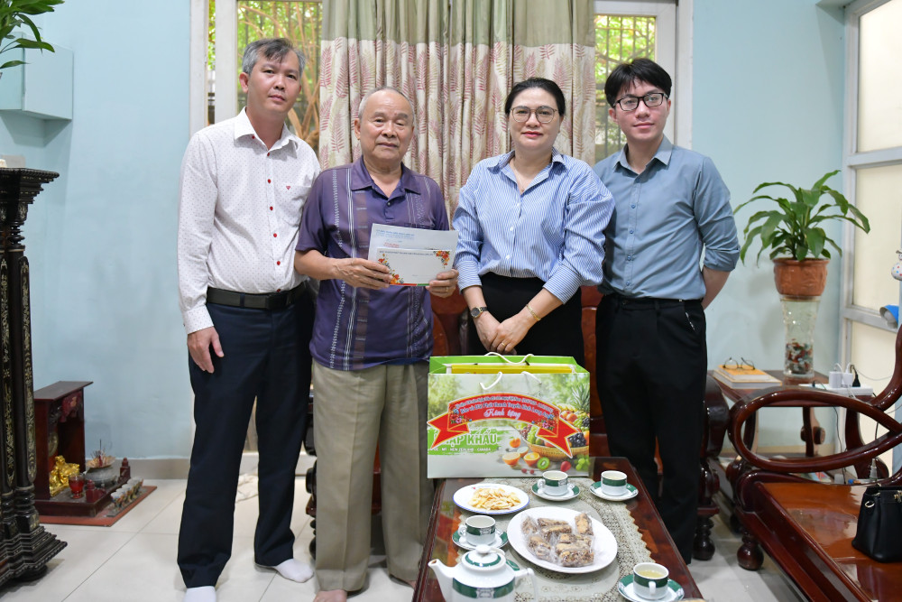 Phó Tổng Biên tập Báo và Đài Phát thanh Truyền hình Long An - Nguyễn Thị Huyền Thu thăm nguyên Tổng Biên tập Báo Long An - Vương Thừa Bình