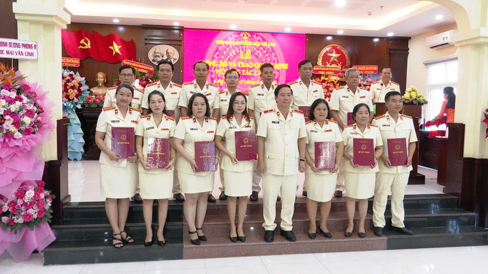 Trao quyết định cho các Phó Viện trưởng Viện Kiểm sát nhân dân từ khu vực 1 đến khu vực 12, tỉnh Tây Ninh 