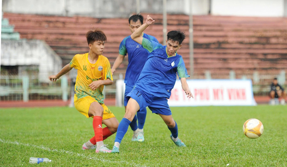 Trận đấu diễn ra hấp dẫn ngay sau tiếng còi khai cuộc