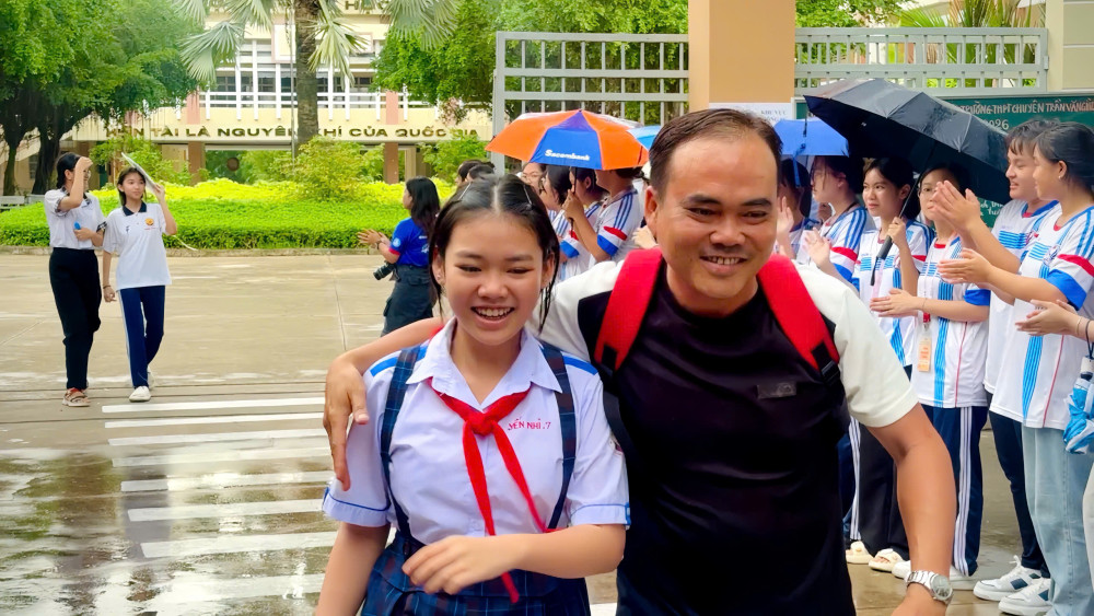 Thí sinh và phụ huynh vui mừng sau khi rời phòng thi