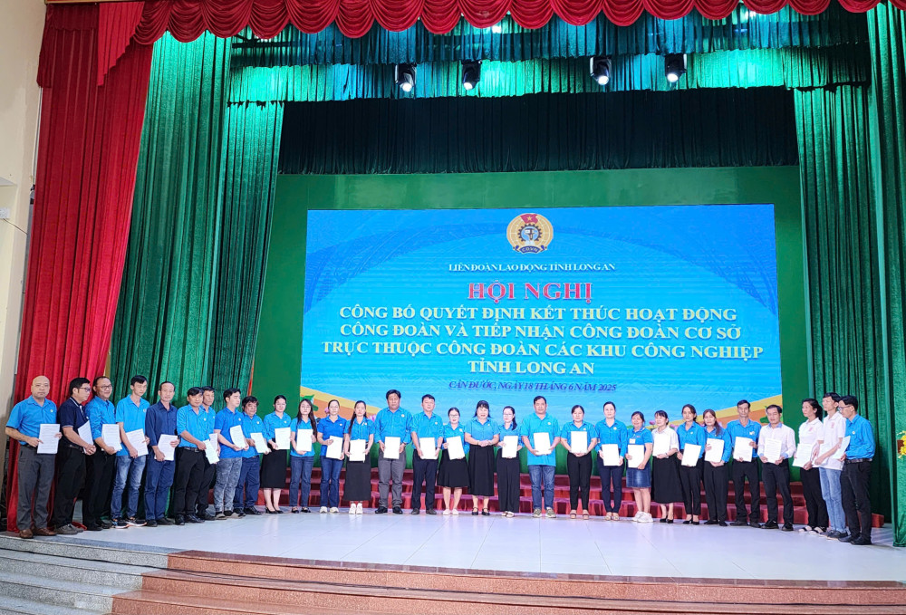 Chủ tịch Công đoàn Các khu công nghiệp tỉnh - Bùi Thị Ngọc Trang trao quyết định cho các Công đoàn cơ sở
