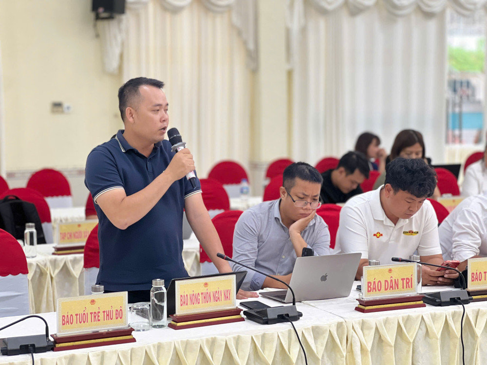 Đại diện phóng viên các cơ quan báo chí đặt câu hỏi đến các sở, ngành tỉnh
