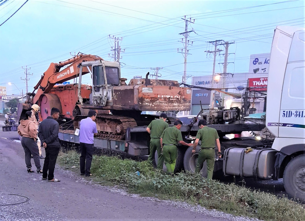 Lực lượng công an phối hợp Viện kiểm sát khám nghiệm phương tiện vụ tai nạn