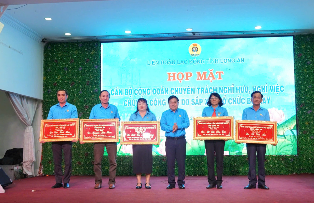 Chủ tịch Liên đoàn Lao động tỉnh - Nguyễn Văn Quí trao quà cho các cán bộ Công đoàn