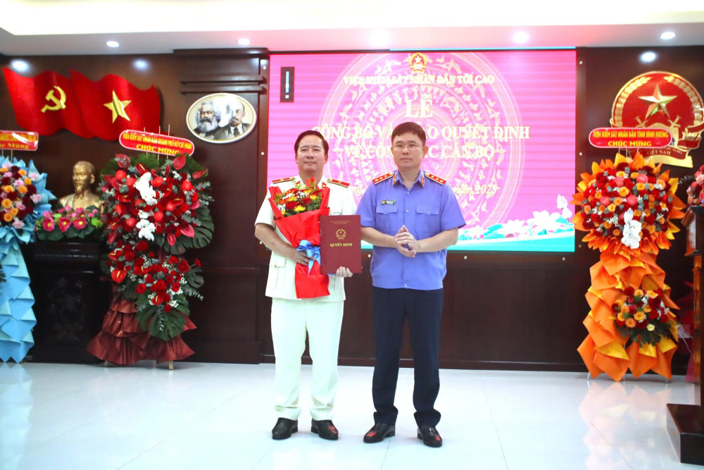 Phó Viện trưởng Viện Kiểm sát nhân dân Tối cao – Nguyễn Đức Thái trao quyết định bổ nhiệm Viện trưởng Viện Kiểm sát nhân dân tỉnh Tây Ninh (mới) cho ông Mai Văn Linh 