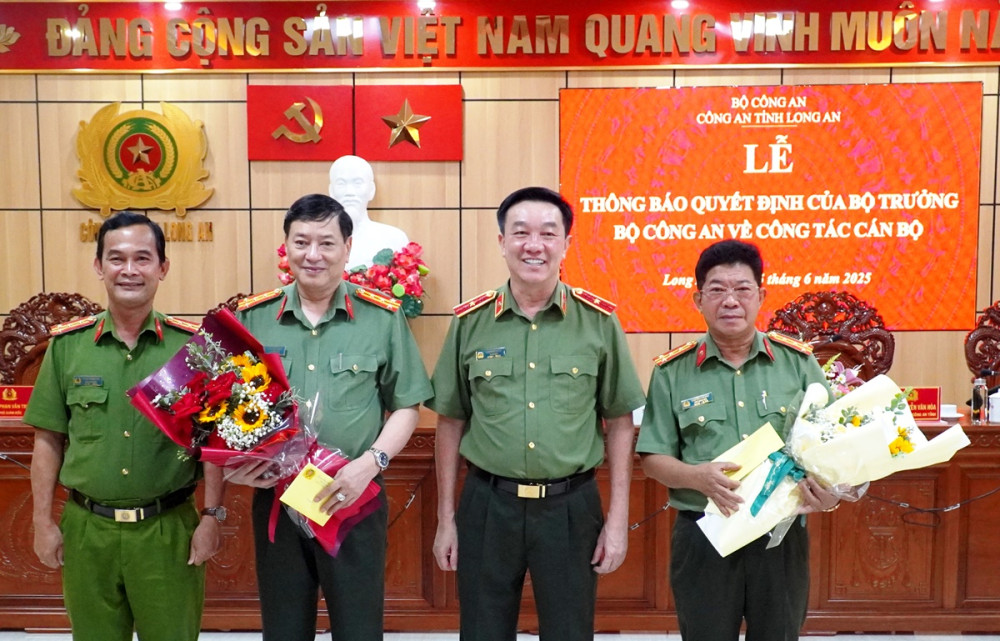 Đại tá Văn Công Minh (thứ 2, trái qua) và Đại tá Nguyễn Văn Hòa (bìa phải)
