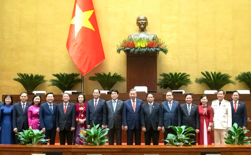 Đoàn đại biểu Quốc hội khoá XV đơn vị tỉnh Long An chụp ảnh lưu niệm cùng lãnh đạo Đảng, Nhà nước