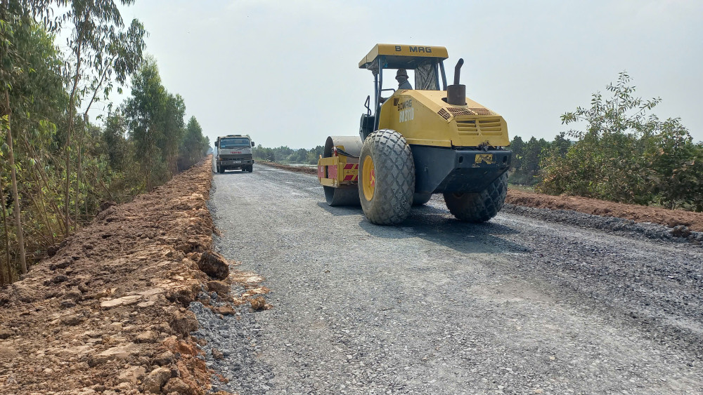 Hệ thống giao thông tại huyện Tân Thạnh được quan tâm đầu tư phục vụ đi lại, vận chuyển hàng hóa cho người dân