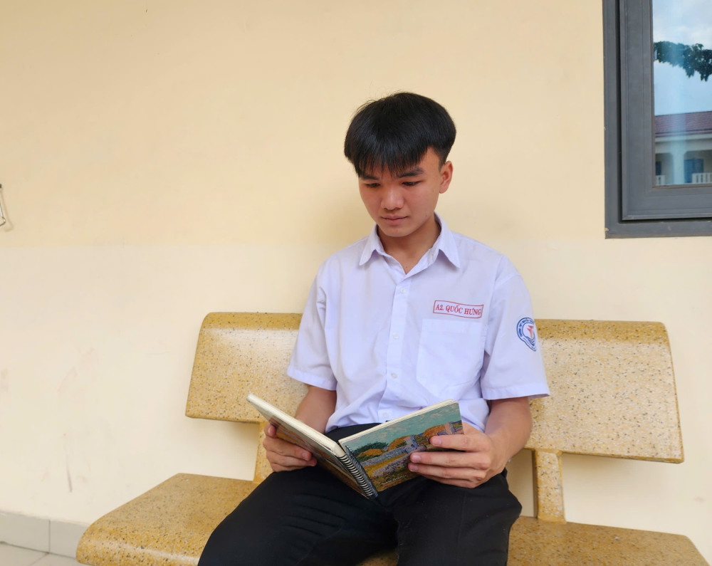 Em Vương Quốc Hưng (lớp 12A2, Trường THPT Nguyễn Trung Trực - Bến Lức, huyện Bến Lức) đặt mục tiêu đậu vào ngành Công nghệ thông tin