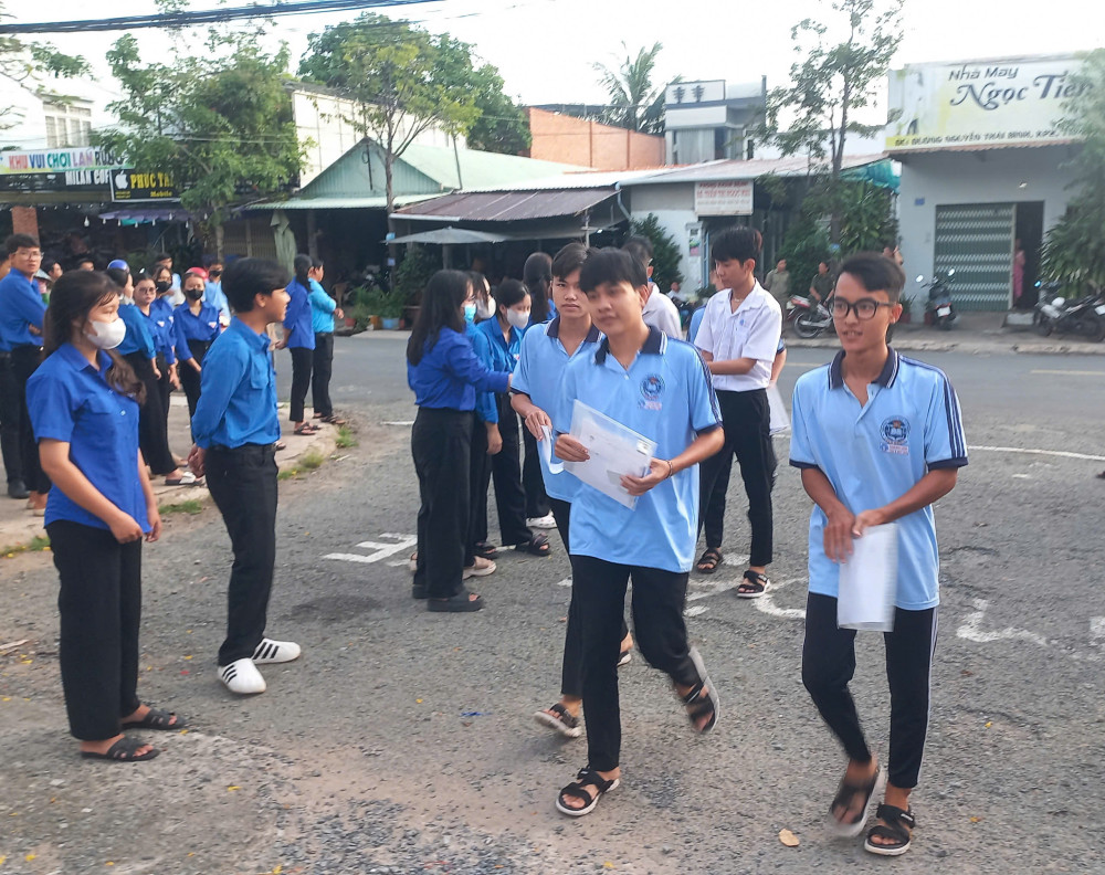 Các thí sinh trên địa bàn huyện Vĩnh Hưng có mặt rất sớm để tham gia kỳ thi