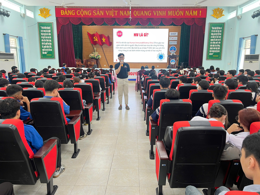 Học sinh, sinh viên nghe tuyên truyền kiến thức phòng, chống HIV/AIDS