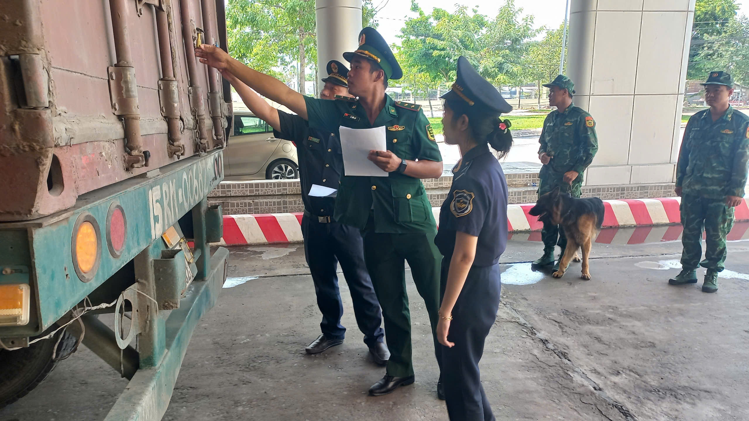 Kiểm soát hàng hóa qua lại Cửa khẩu Quốc tế Bình Hiệp