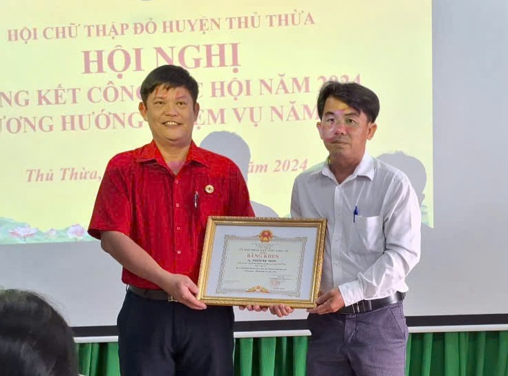 Anh Nguyễn Đắc Thắng (cán bộ làm việc tại UBND xã Mỹ Lạc) nhận giấy khen của Hội Chữ thập đỏ huyện Thủ Thừa