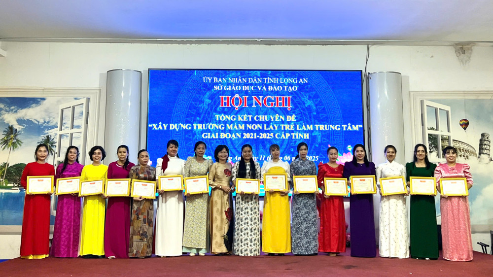 Khen thưởng các tập thể và cá nhân có thành tích tốt trong thực hiện chuyên đề