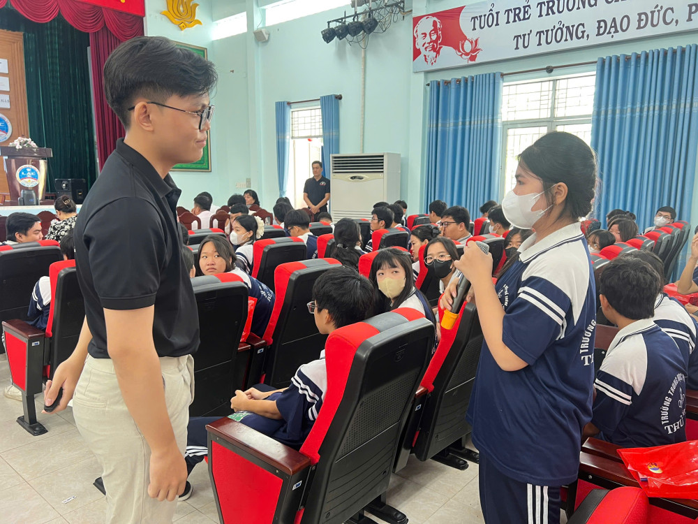 Học sinh tham gia trả lời câu hỏi các vấn đề về HIV/ AIDS 
