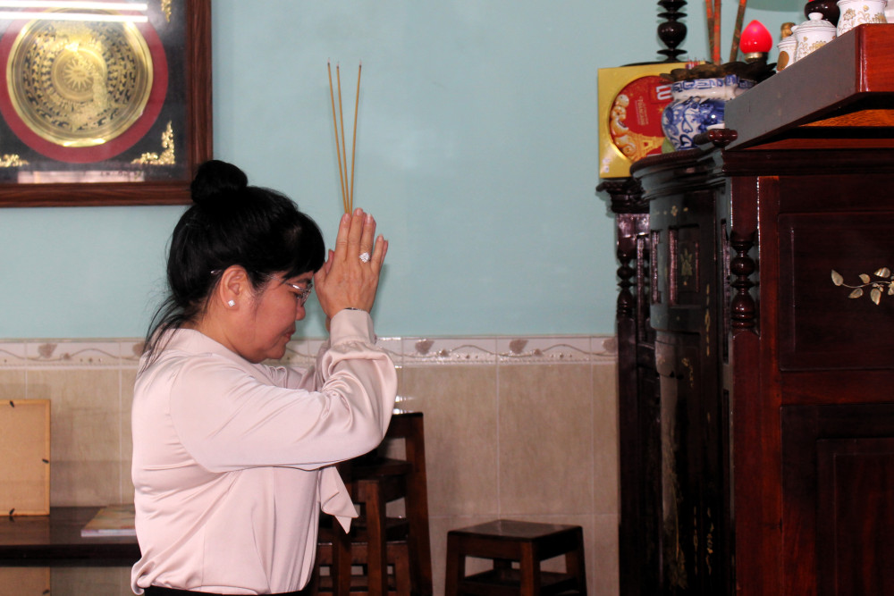 Phó Tổng Biên tập Báo và Đài Phát thanh Truyền hình Long An - Nguyễn Thị Thùy Dung thắp hương cố Tổng Biên tập Báo Long An - Lê Vân
