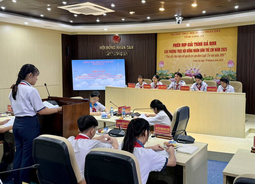 Các “đại biểu trẻ em” tham gia diễn tập “Phiên họp giải trình giả định của Thường trực HĐND trẻ em năm 2025”