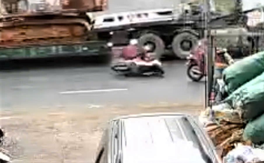 Camera ghi cảnh 2 nạn nhân té vào xe container