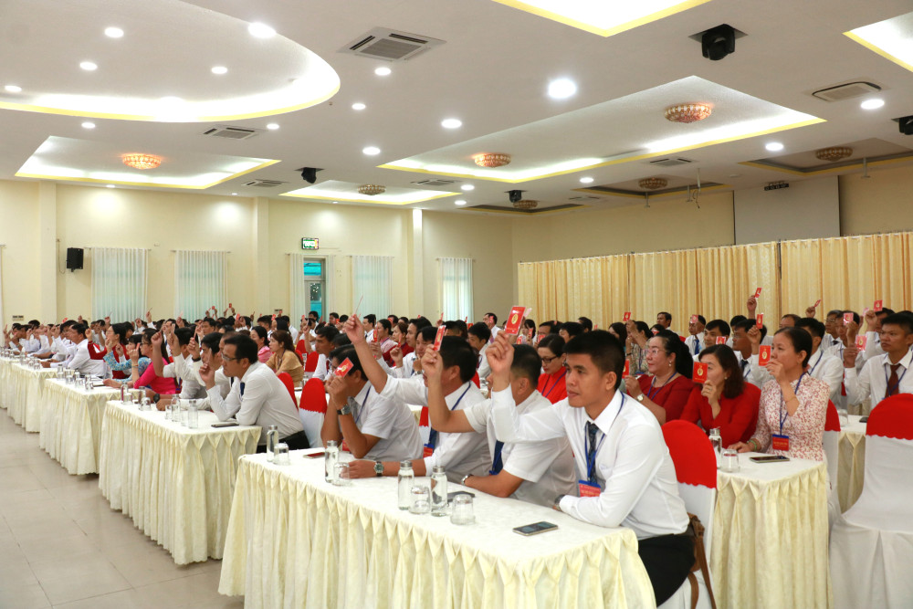 Đại biểu biểu quyết thông qua Nghị quyết Đại hội