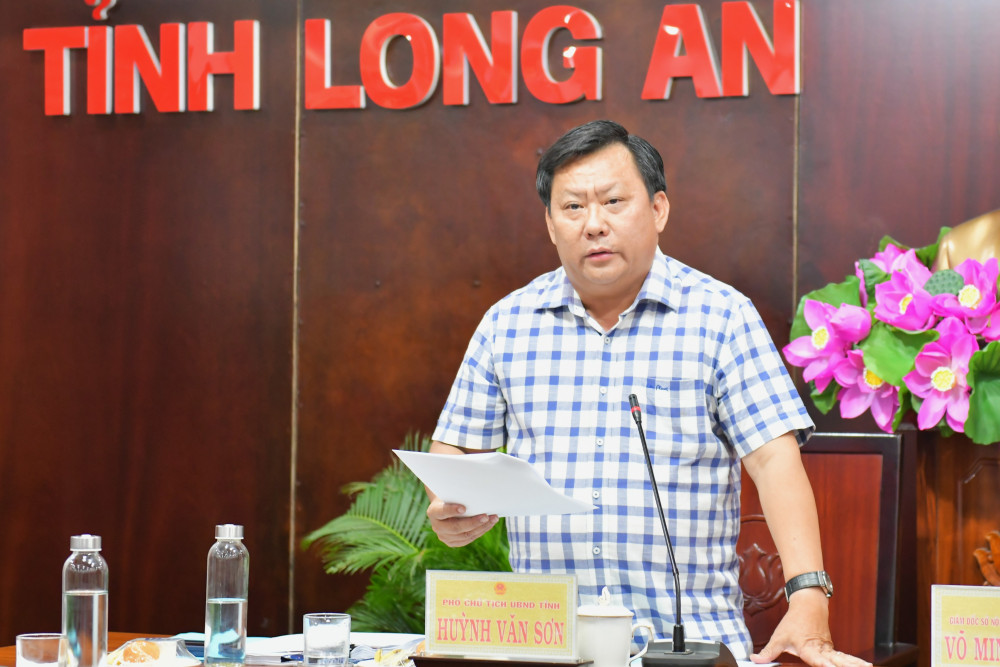 Phó Chủ tịch UBND tỉnh - Huỳnh Văn Sơn phát biểu tham luận tại hội nghị