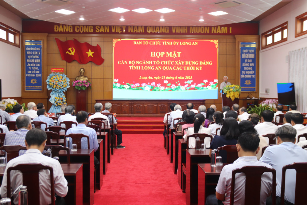 Các đại biểu dự họp mặt 