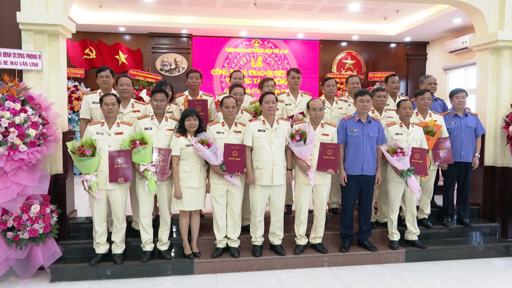Trao quyết định cho 12 Viện trưởng Viện Kiểm sát nhân dân từ khu vực 1 đến khu vực 12, tỉnh Tây Ninh