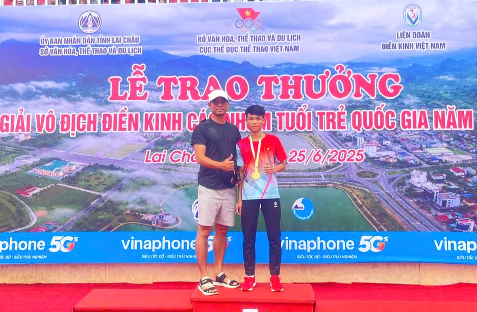 Huấn luyện viên Trần Minh Hiếu chúc mừng Huy chương Vàng và kỷ lục trẻ quốc gia của vận động viên Nguyễn Tuấn Hưng