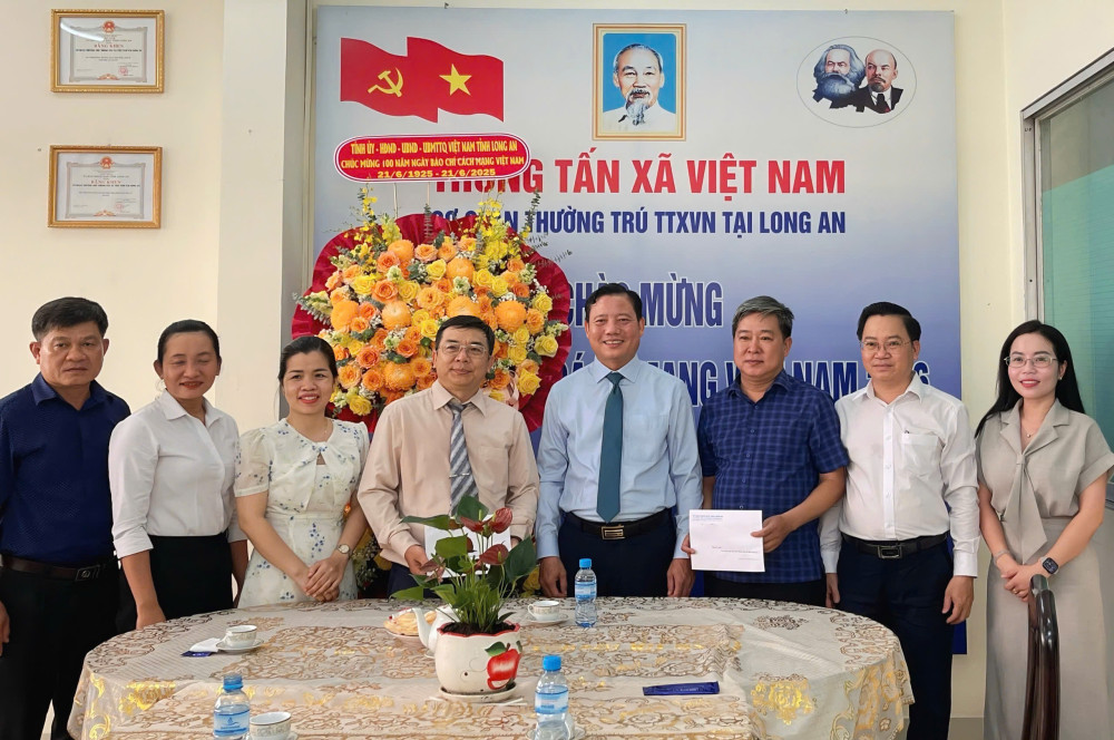 Phó Chủ tịch UBND tỉnh - Phạm Tấn Hòa chúc mừng đến đội ngũ những người làm báo đang công tác tại Long An