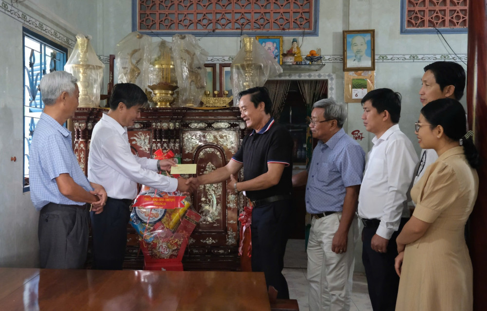 Hàng năm, Hội Nhà báo Việt Nam tỉnh thường xuyên đến thăm hỏi, tặng quà cho gia đình thân nhân nhà báo liệt sĩ