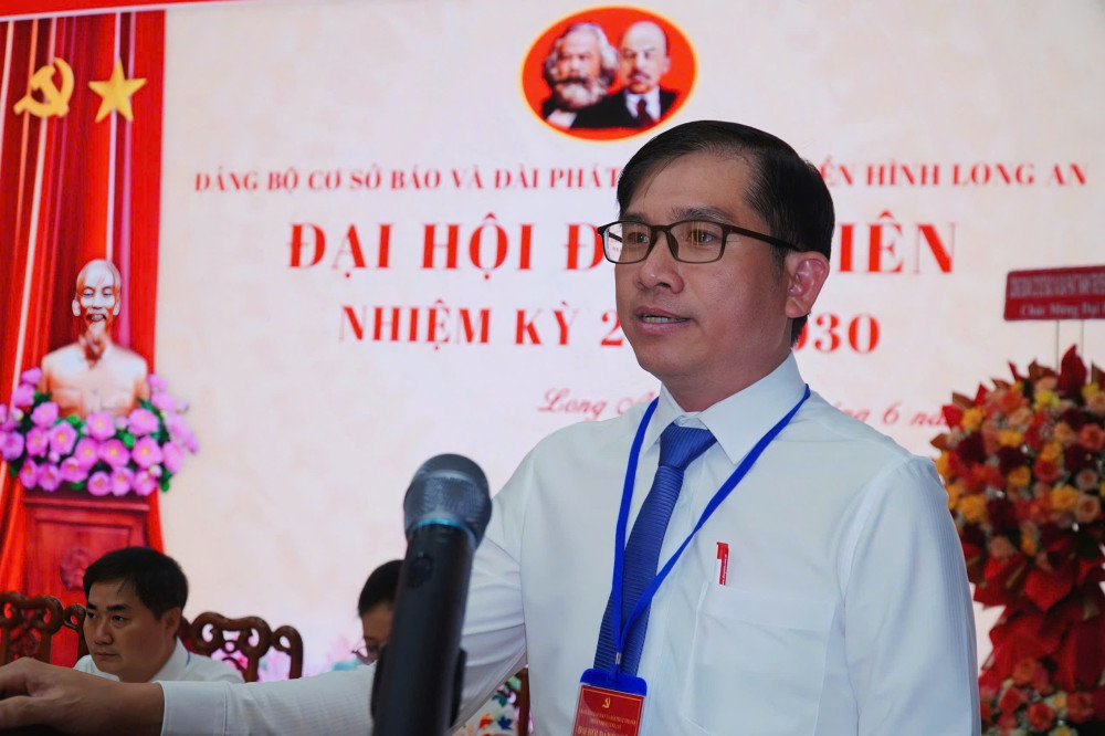 Bí thư Đảng ủy, Tổng Biên tập Báo và Đài Phát thanh Truyền hình Long An - Lê Hồng Phước phát biểu tại đại hội