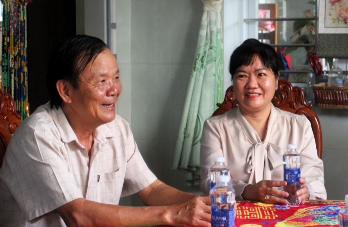 Phó Tổng Biên tập Báo và Đài Phát thanh Truyền hình Long An - Nguyễn Thị Thùy Dung đến thăm nguyên Giám đốc Đài Phát thanh và Truyền hình Long An nhân dịp kỷ niệm 100 năm Ngày Báo chí cách mạng Việt Nam