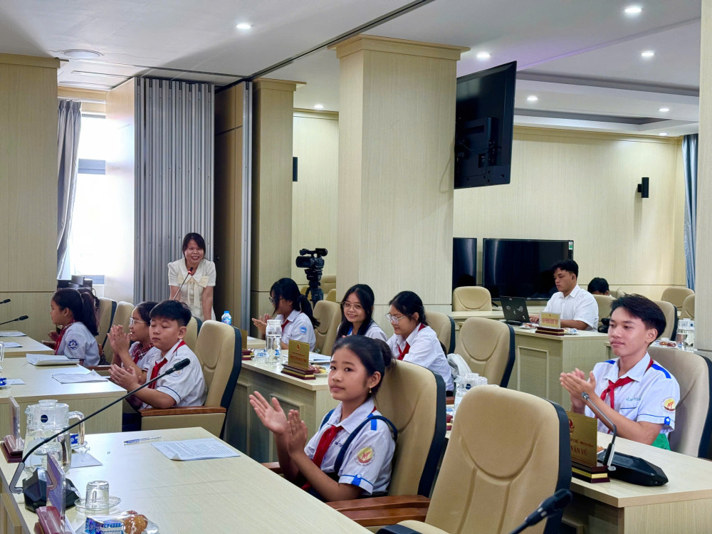 Các “đại biểu trẻ em” được tập huấn, trang bị một số kiến thức cơ bản trước khi diễn tập 