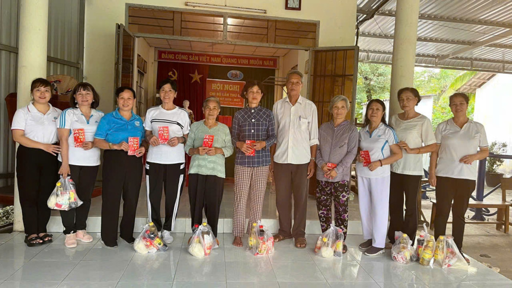 Hàng năm, Chi bộ ấp Bà Phổ vận động tặng hàng trăm phần quà cho hộ nghèo, cận nghèo và gia đình có hoàn cảnh khó khăn
