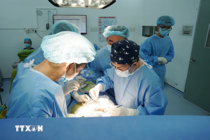 Các bác sỹ Bệnh viện Thống Nhất Thành phố Hồ Chí Minh thực hiện ghép thận cho bệnh nhân từ nguồn thận hiến của người chết não. (Ảnh: TTXVN phát)
