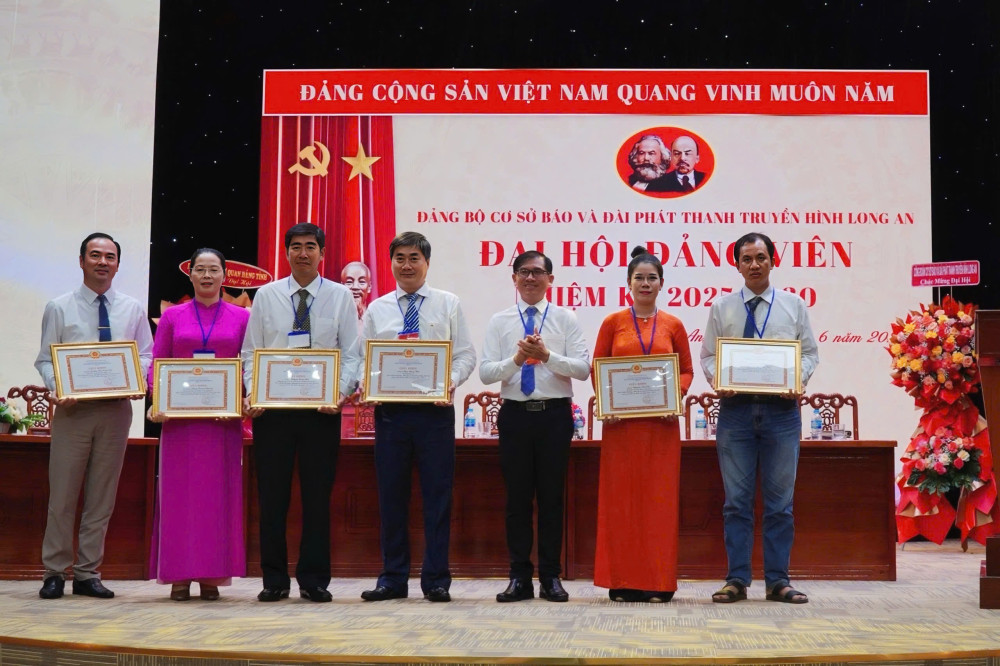  Tặng giấy khen cho 7 cá nhân có thành tích trong “Học tập và làm theo tư tưởng, đạo đức, phong cách Hồ Chí Minh, giai đoạn 2016 - 2025”