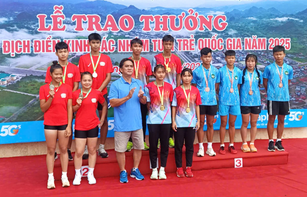 Hiệu trưởng Trường Năng khiếu Thể dục Thể thao Long An – Trần Minh Đức trao giải cho các vận động viên 