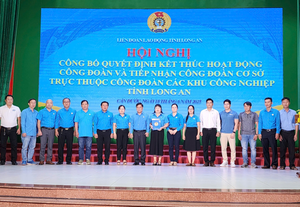 Chủ tịch Liên đoàn Lao động tỉnh - Nguyễn Văn Quí trao quyết định giải thể và kết thúc hoạt động Công đoàn Các khu công nghiệp tỉnh