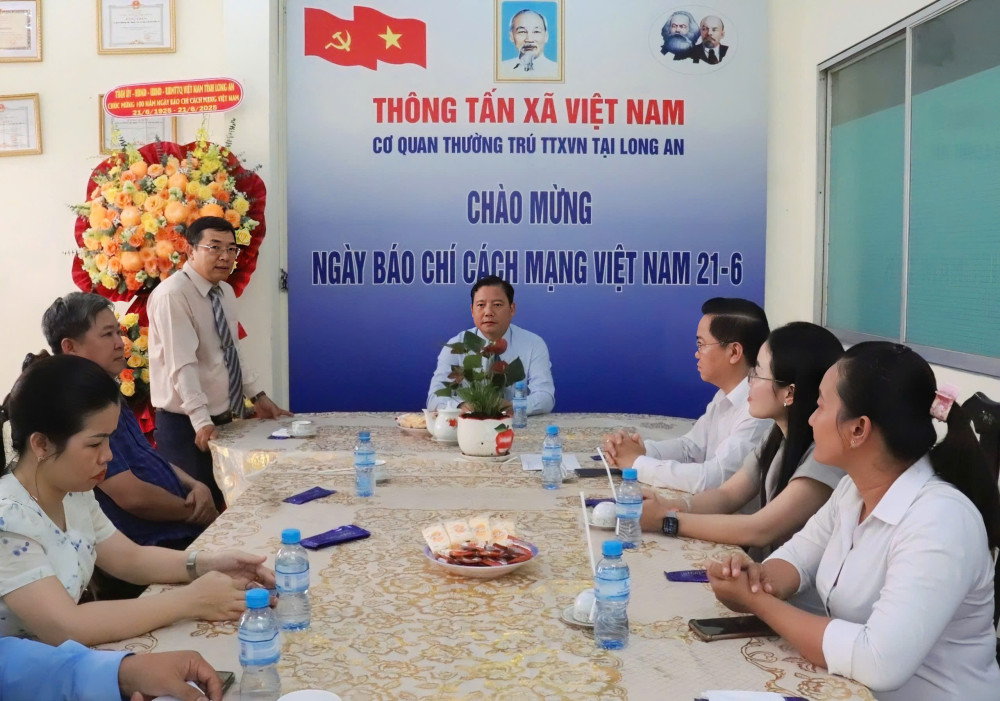 Đại diện lãnh đạo Cơ quan thường trú Thông tấn xã Việt Nam tại Long An cảm ơn sự quan tâm của lãnh đạo tỉnh Long An