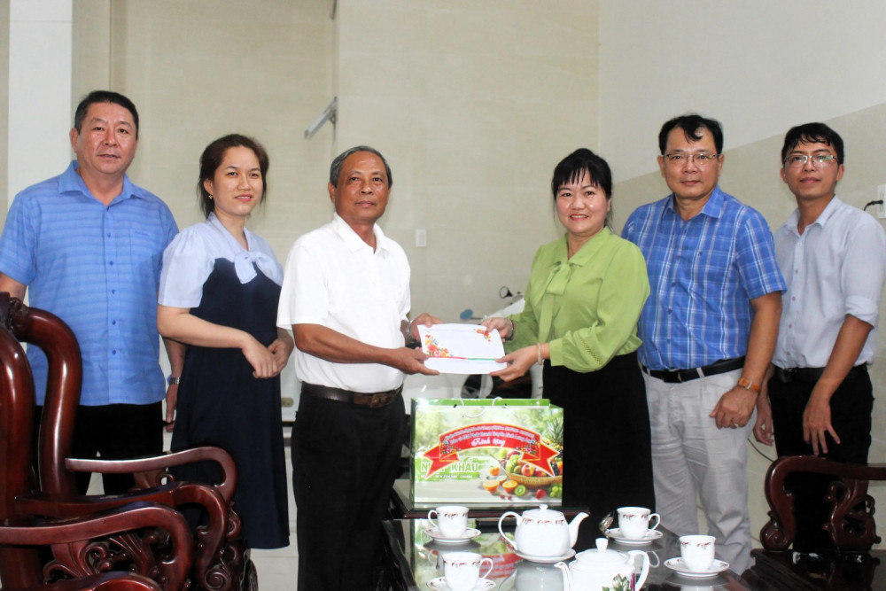 Đoàn đến thăm, chúc sức khỏe nguyên Phó Giám đốc Đài Phát Thanh Truyền hình Long An - Nguyễn Văn Sơn
