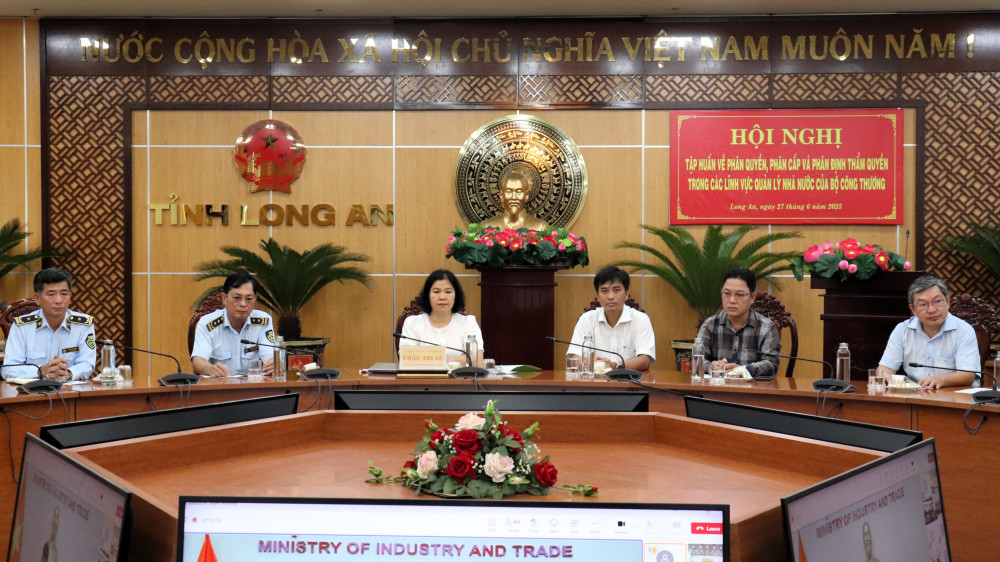 Phó Giám đốc Sở Công thương – Châu Thị Lệ và Trần Thanh Toản chủ trì tại điểm cầu tỉnh Long An