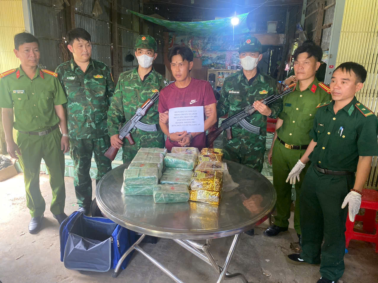Lực lượng chức năng bắt đối tượng tàng trữ ma túy